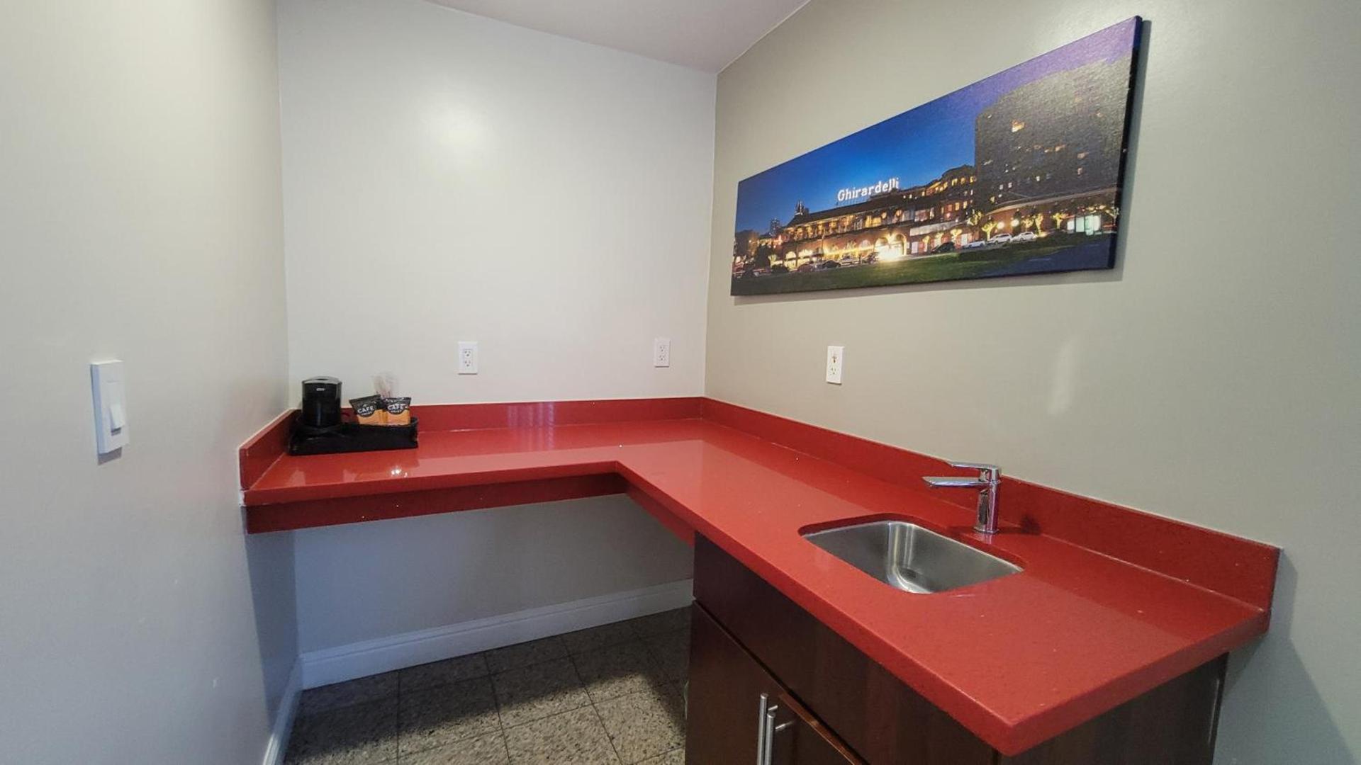Presidio Parkway Inn photo 27