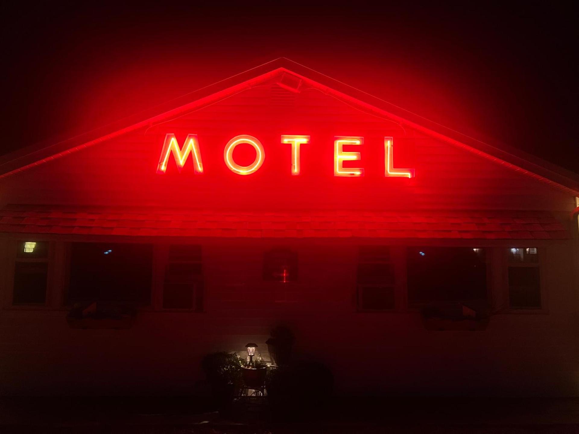 Profile Deluxe Motel photo 10