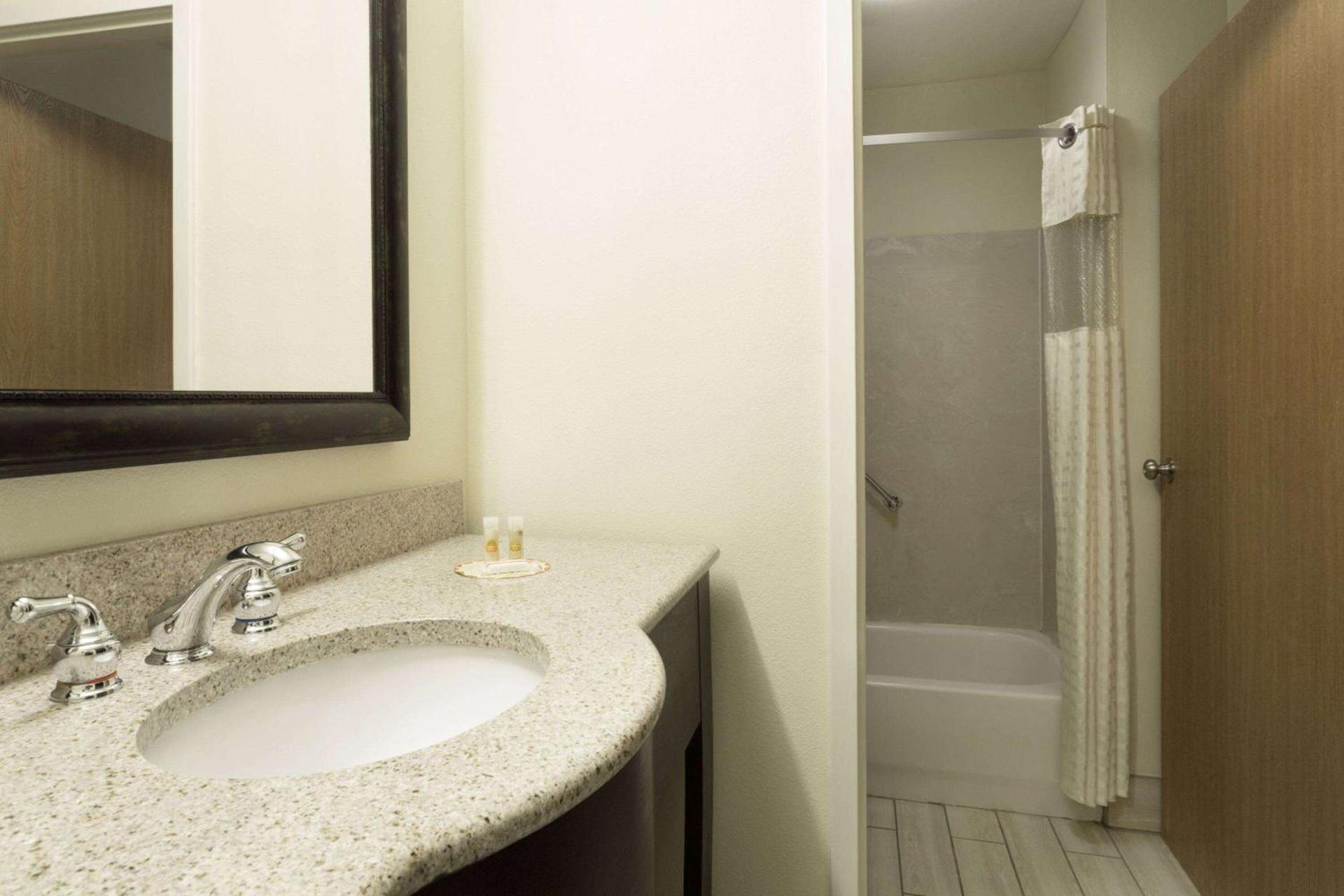 Days Inn by Wyndham Hammond photo 8