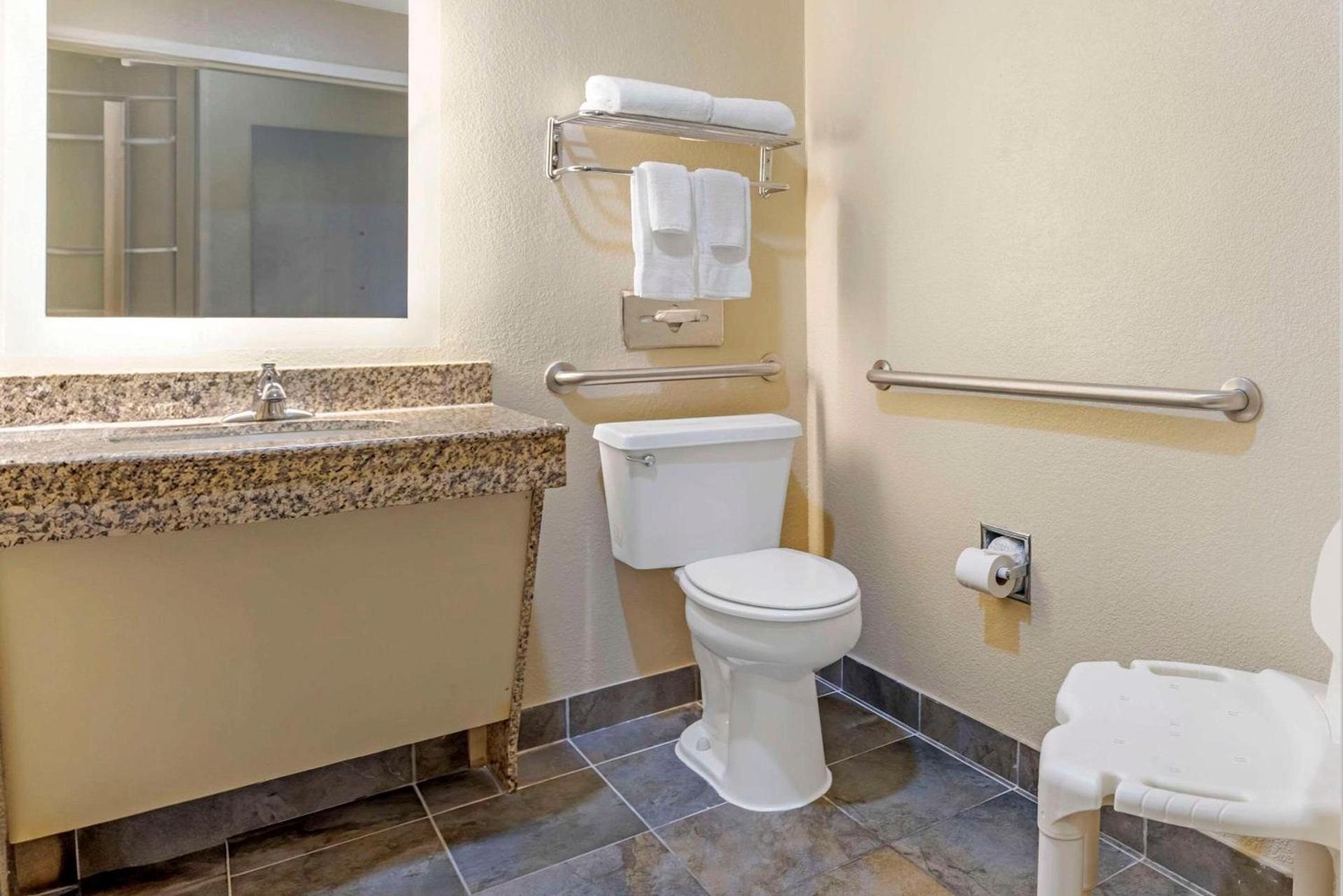 Comfort Inn Meridian - Bonita Lakes photo 16