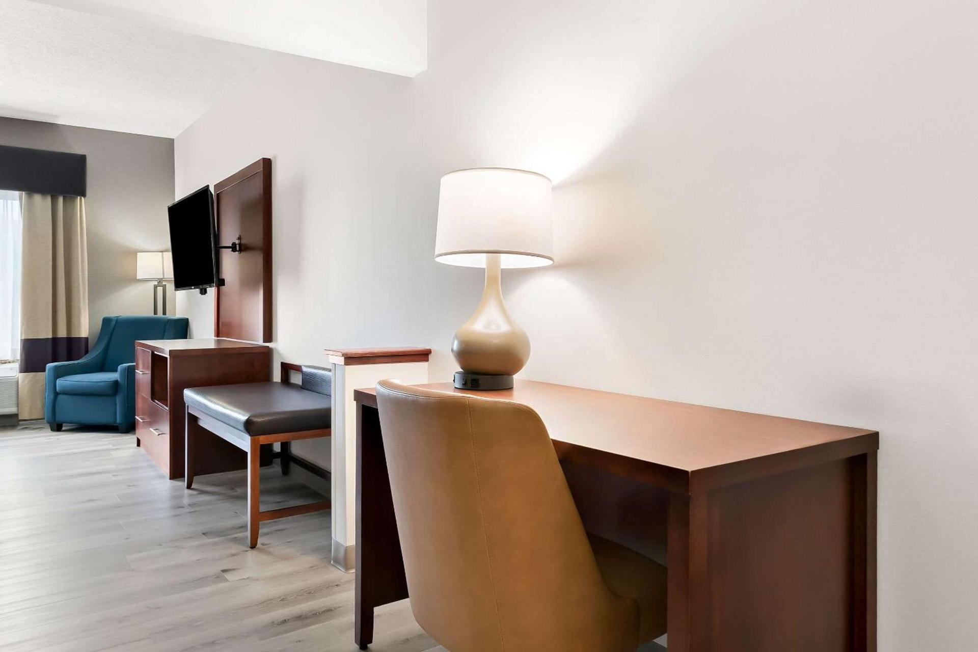 Comfort Suites Southfield-Detroit photo 23