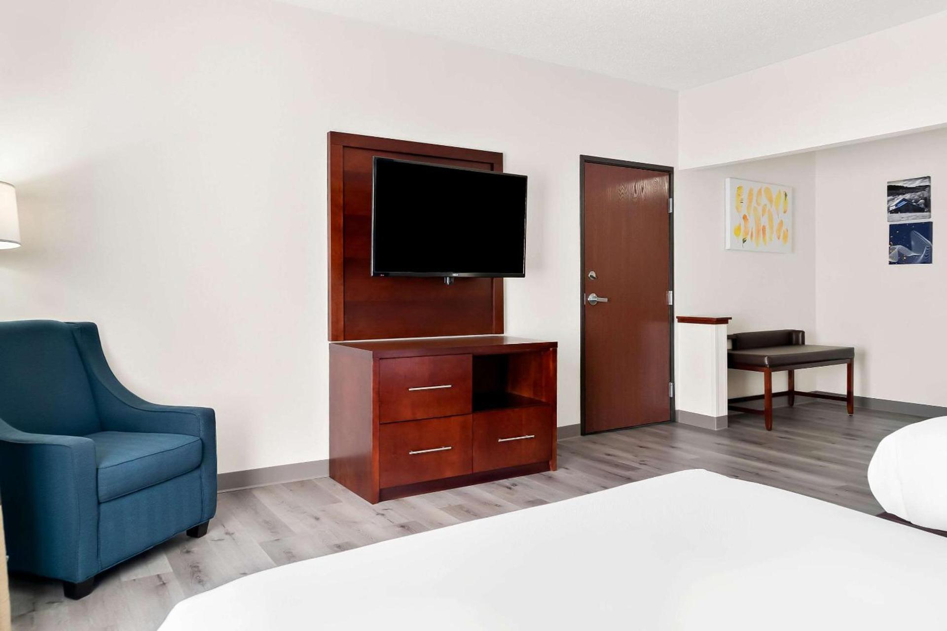Comfort Suites Southfield-Detroit photo 32