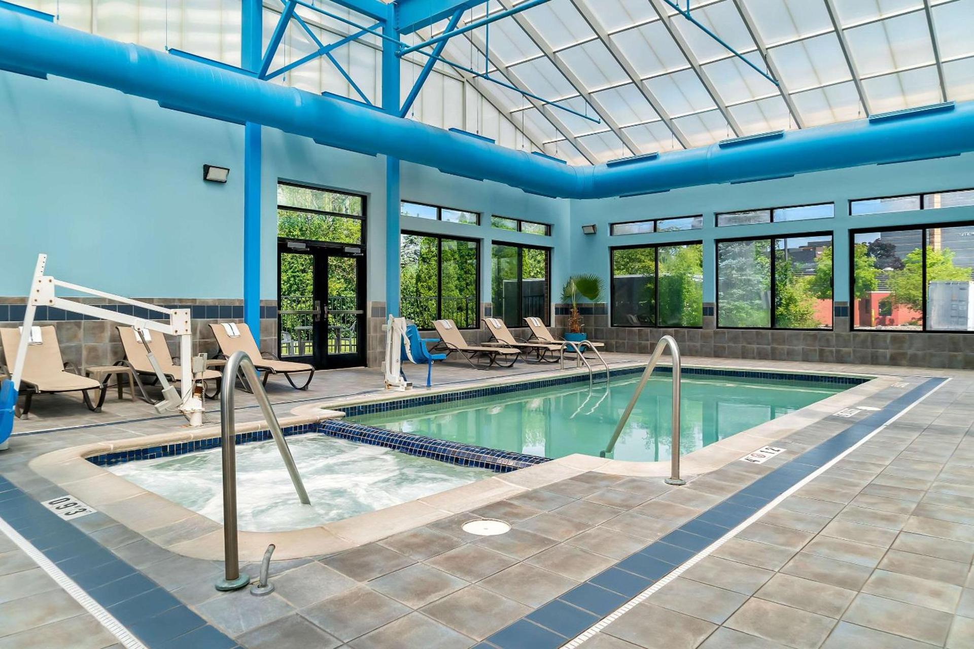 Comfort Suites Southfield-Detroit photo 34
