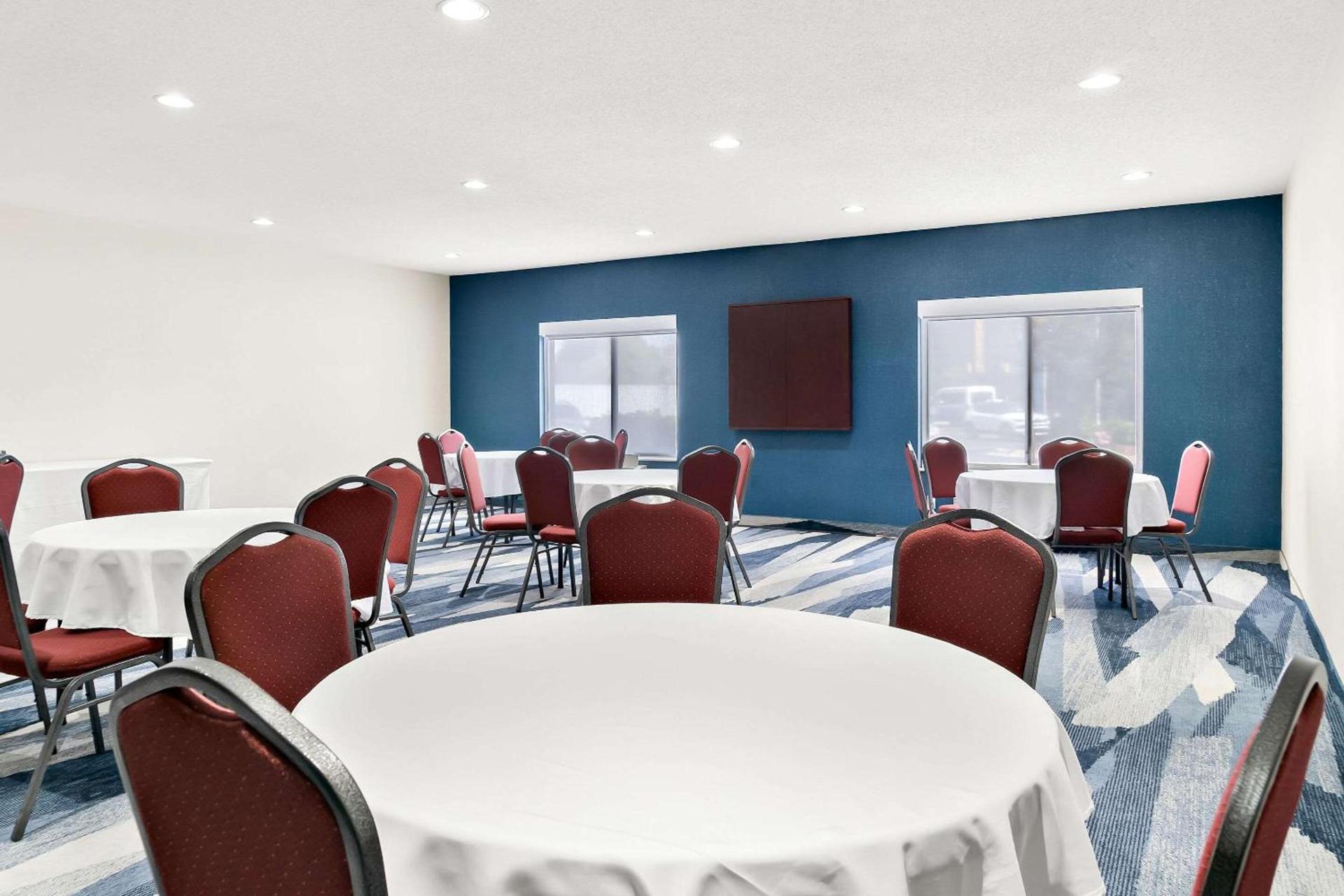 Comfort Suites Southfield-Detroit photo 39