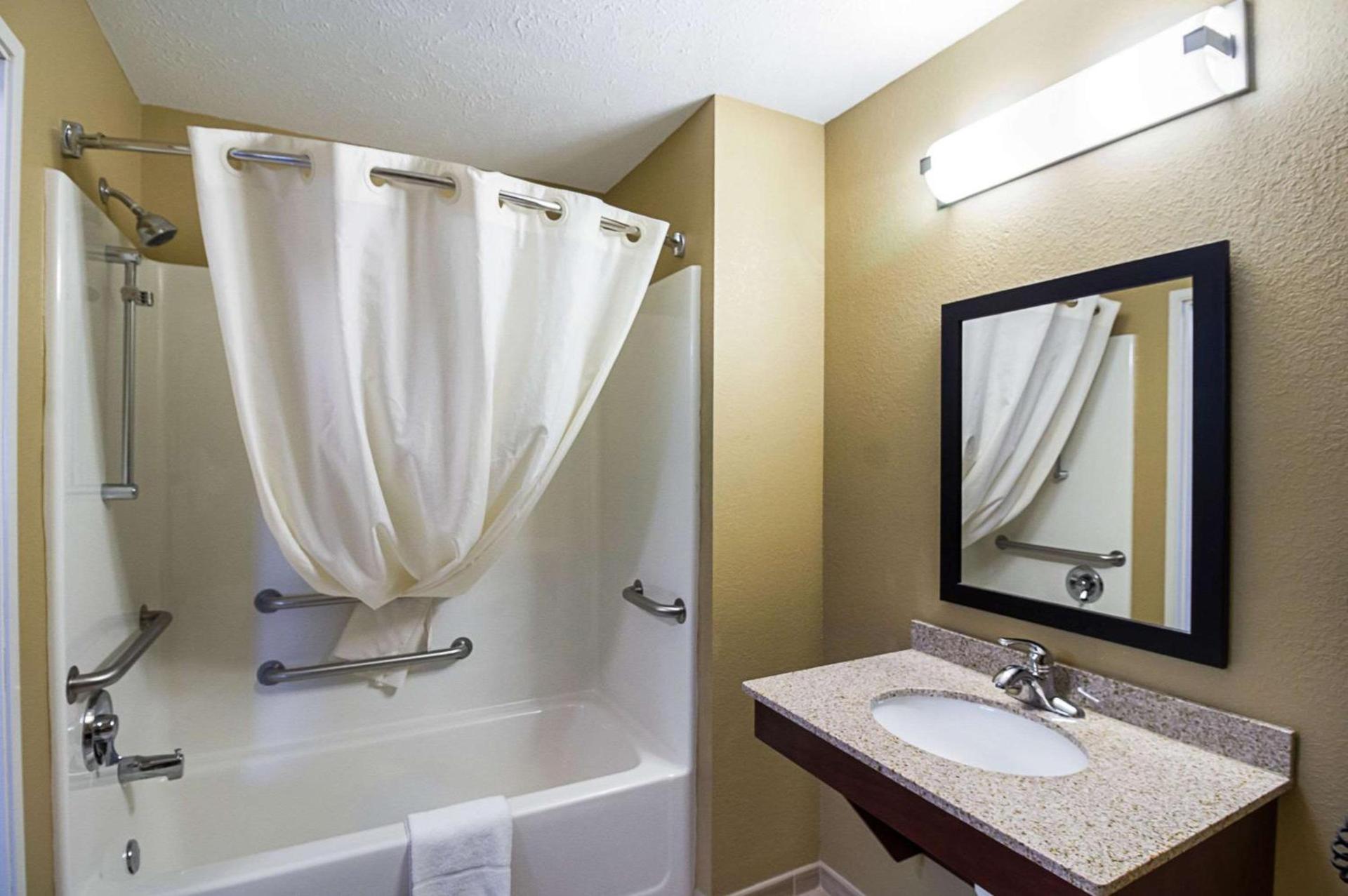 MainStay Suites Fargo - I-94 Medical Center photo 8