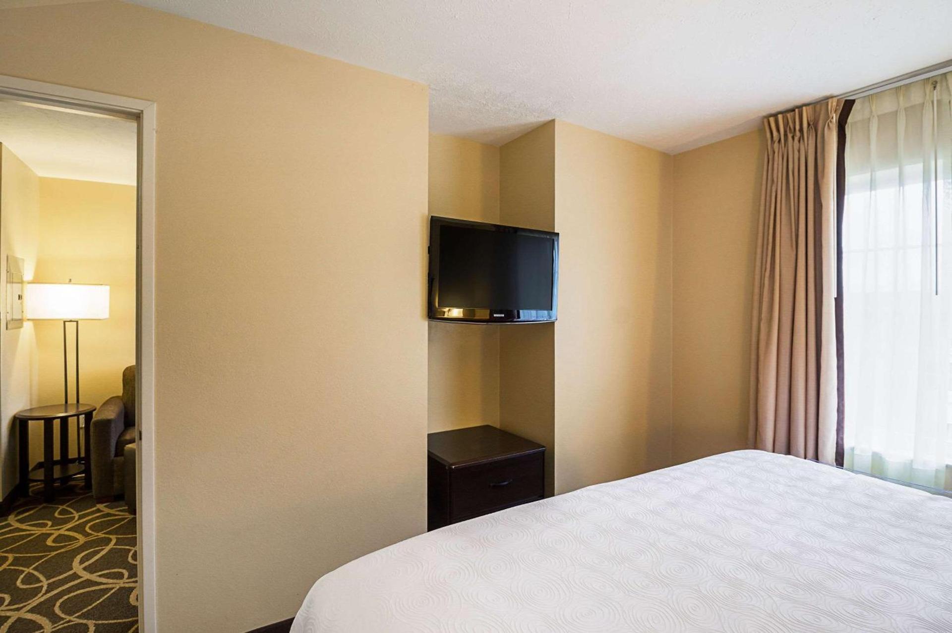 MainStay Suites Fargo - I-94 Medical Center photo 14