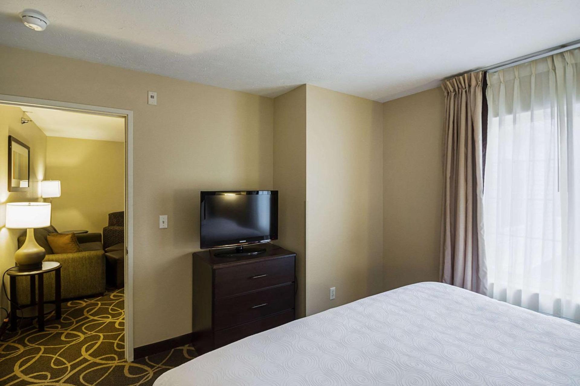 MainStay Suites Fargo - I-94 Medical Center photo 21