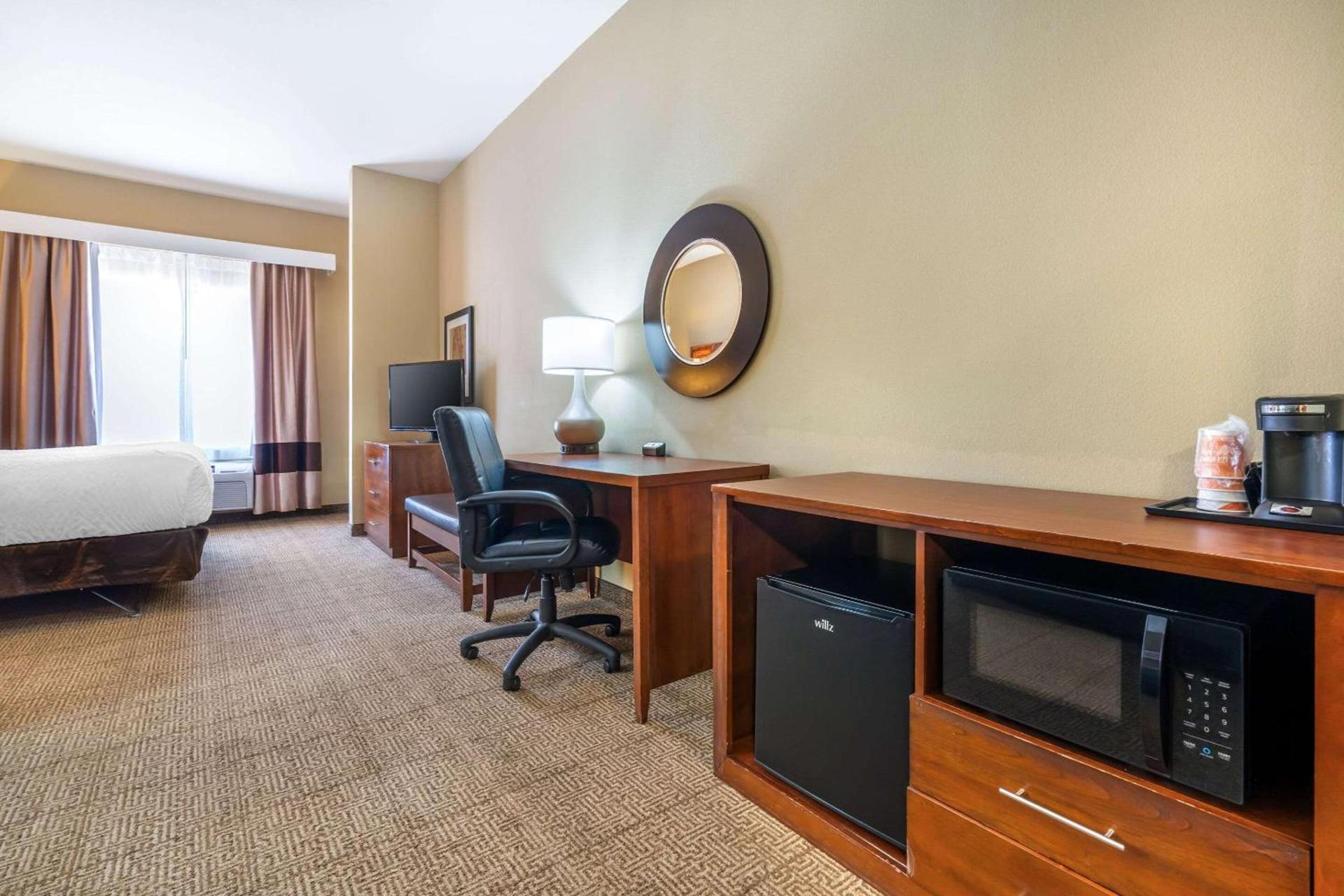 Comfort Suites Gallup East Route 66 and I-40 photo 10