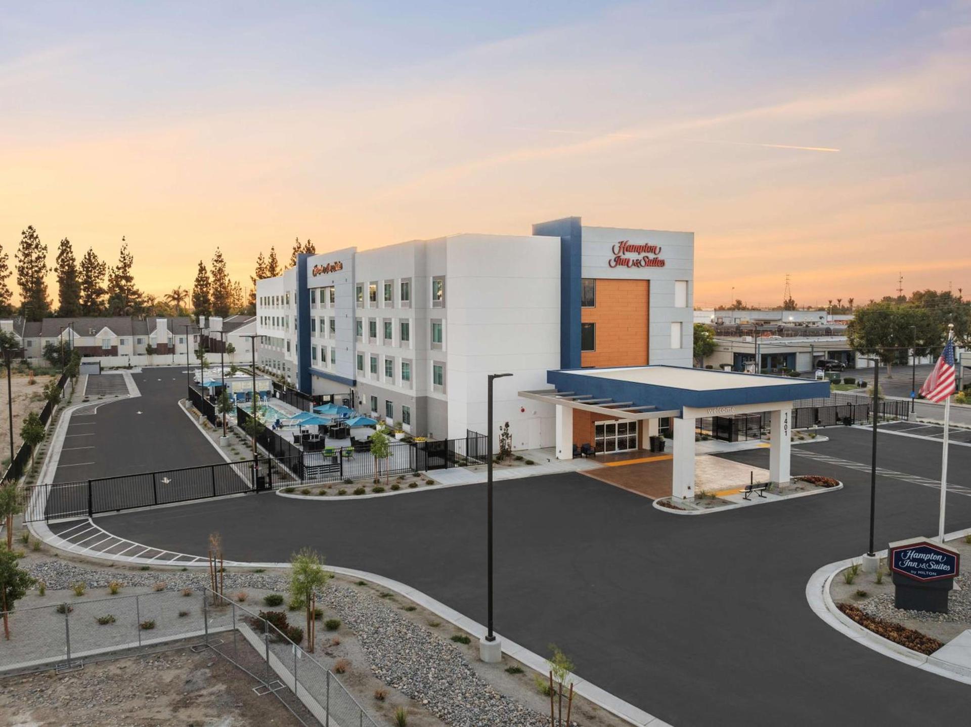 Hampton Inn & Suites Bakersfield Central photo 1
