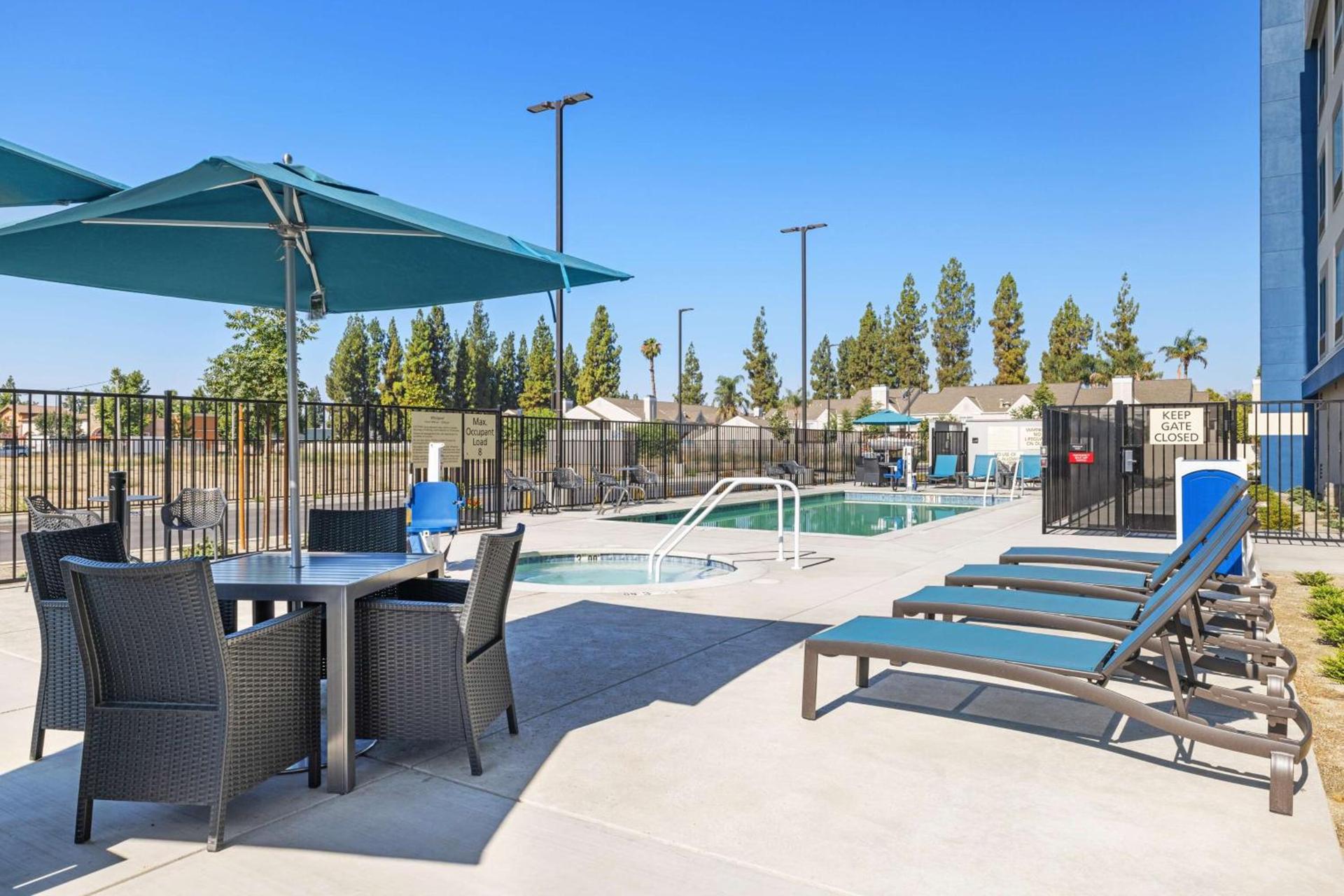 Hampton Inn & Suites Bakersfield Central photo 47