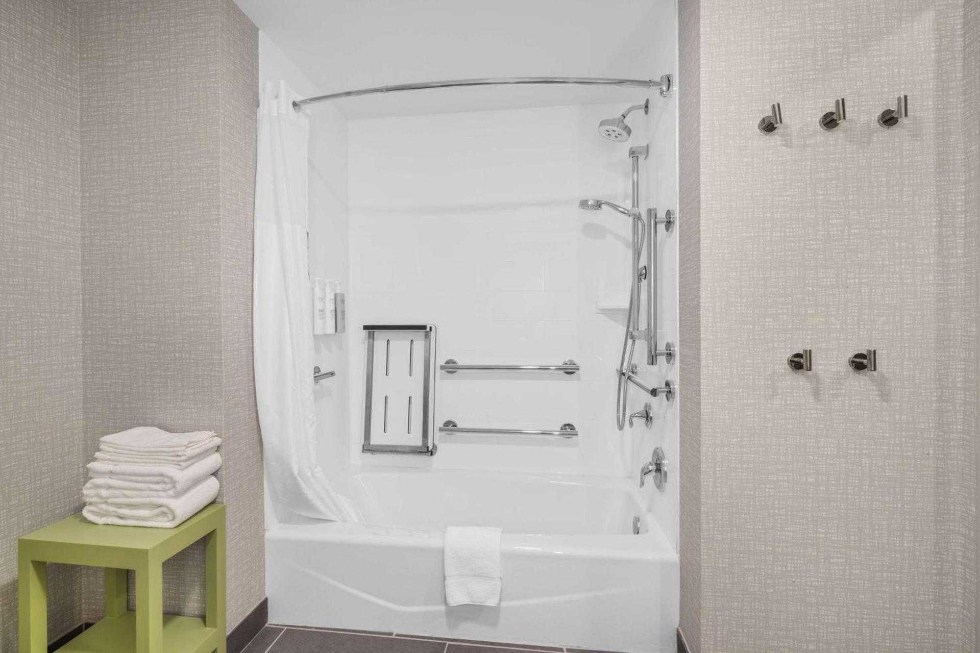 Hampton Inn & Suites Bakersfield Central photo 8