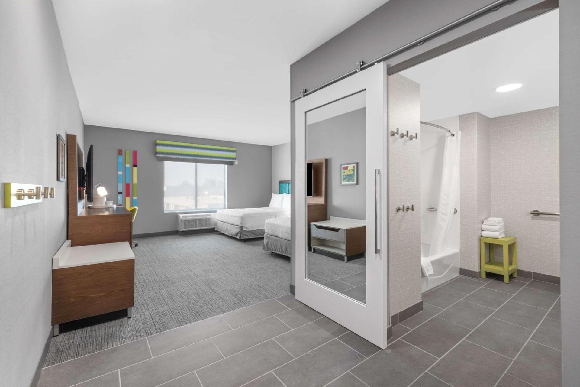 Hampton Inn & Suites Bakersfield Central photo 11