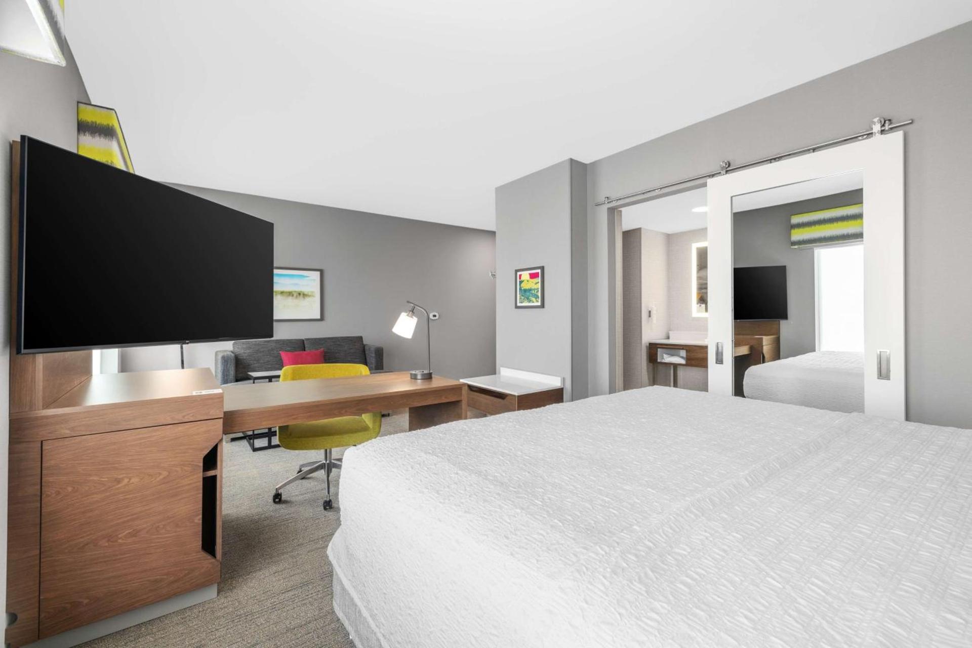 Hampton Inn & Suites Bakersfield Central photo 4