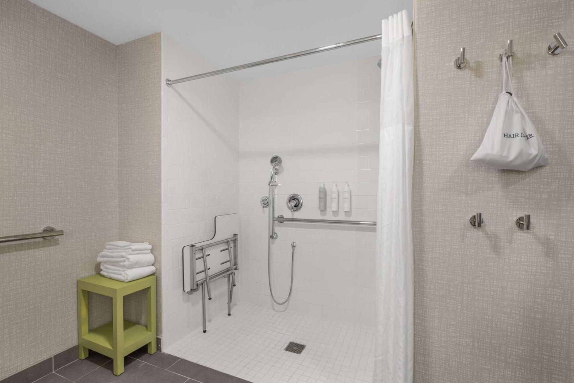 Hampton Inn & Suites Bakersfield Central photo 15