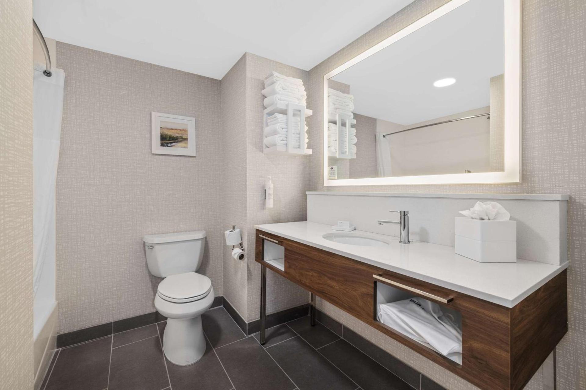 Hampton Inn & Suites Bakersfield Central photo 16