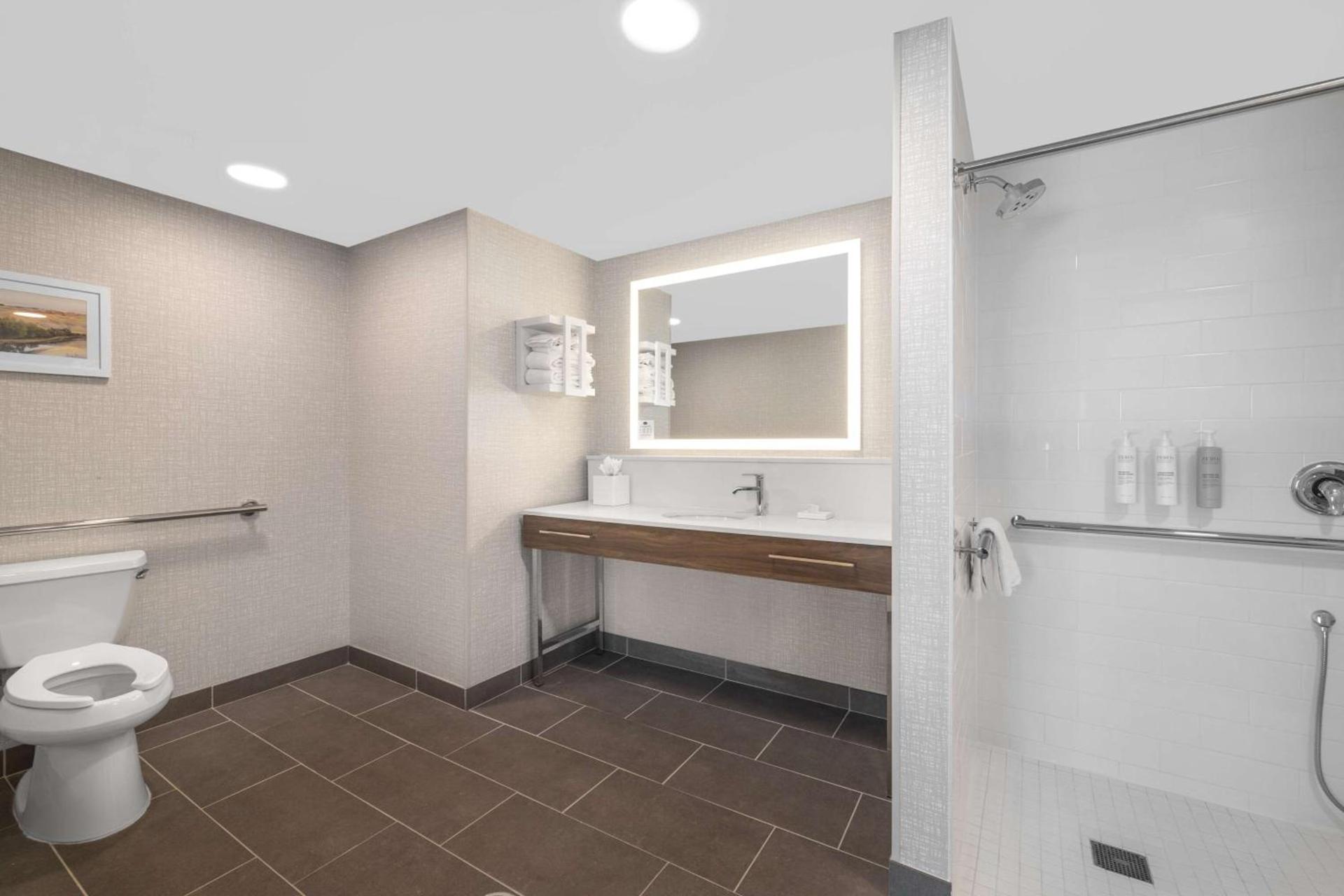 Hampton Inn & Suites Bakersfield Central photo 17