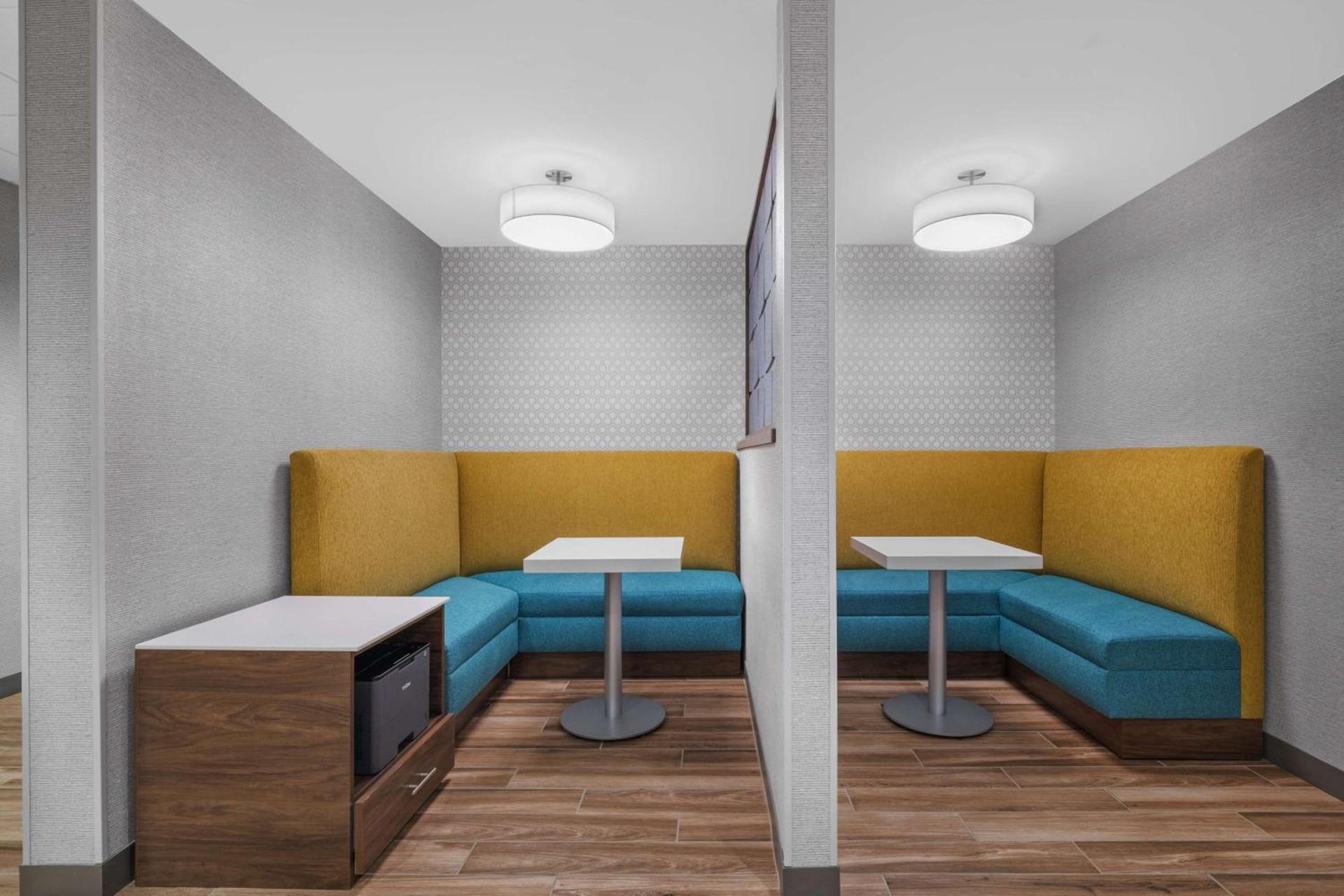 Hampton Inn & Suites Bakersfield Central photo 18