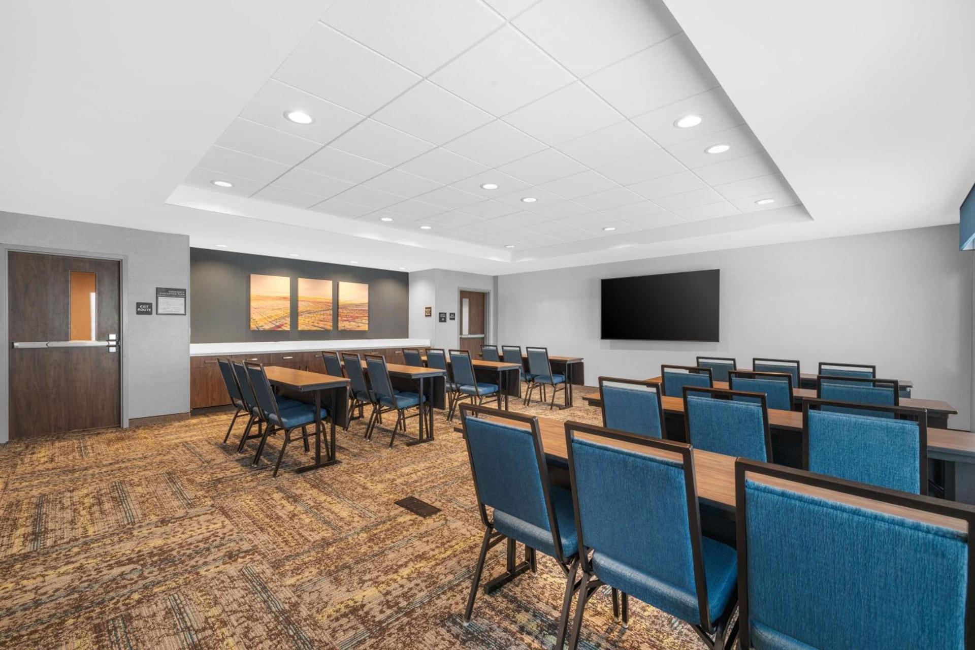 Hampton Inn & Suites Bakersfield Central photo 19
