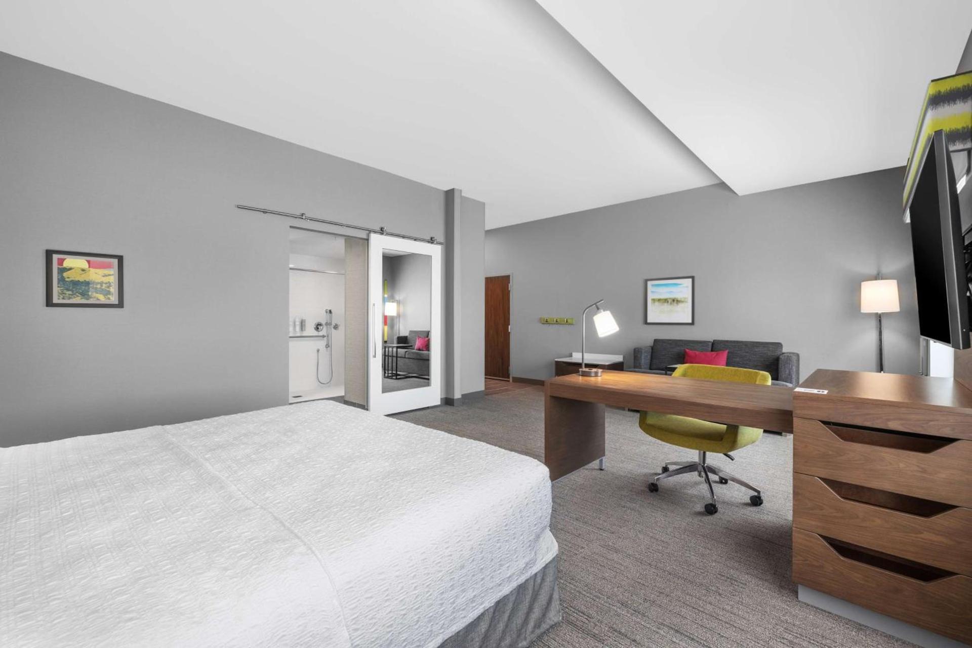 Hampton Inn & Suites Bakersfield Central photo 14