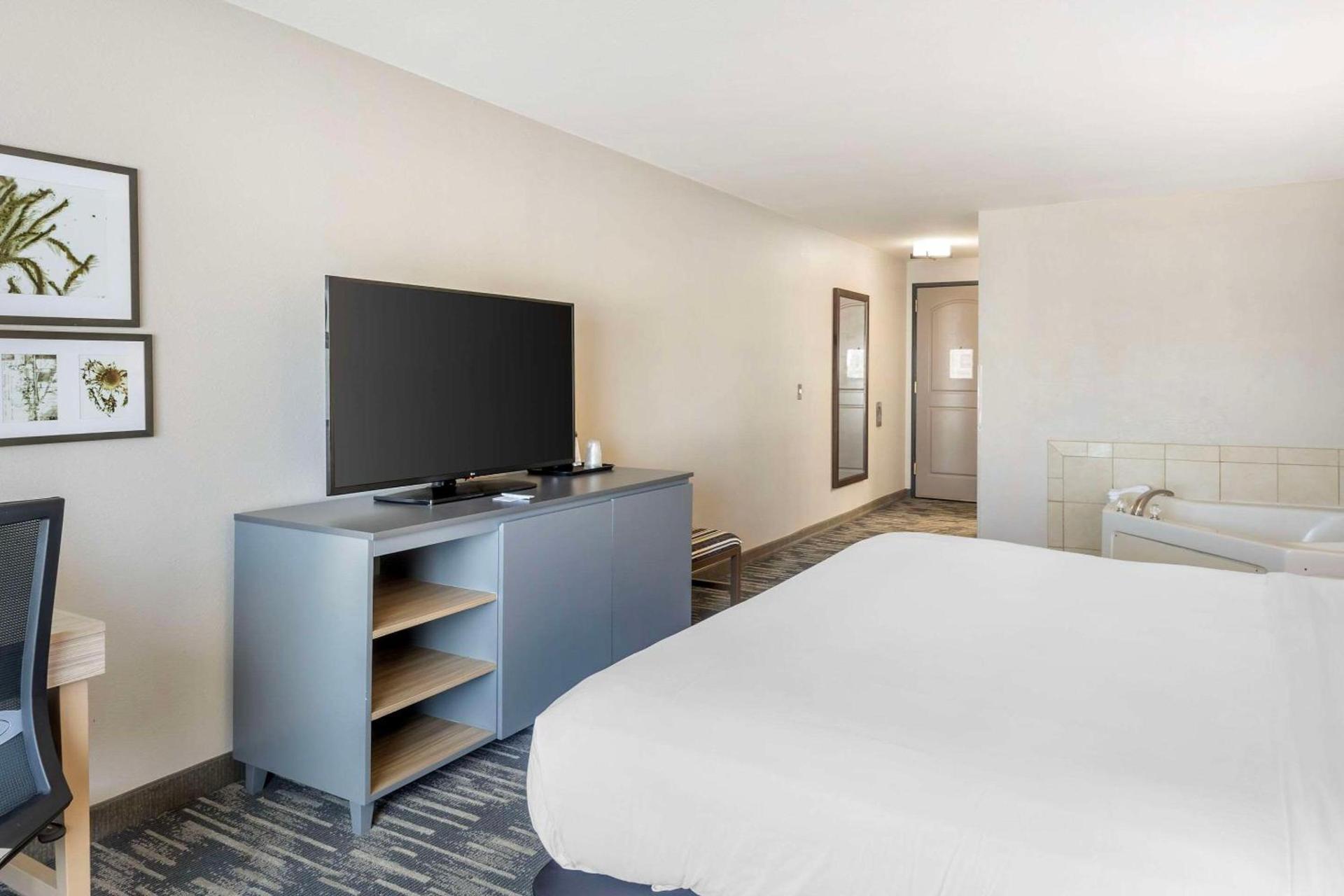 Country Inn & Suites by Radisson, St Peters, MO photo 29