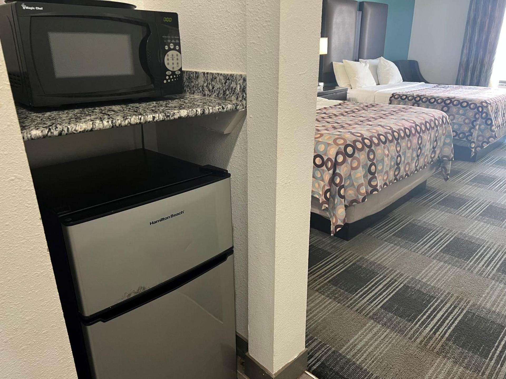 Days Inn by Wyndham Alva photo 32