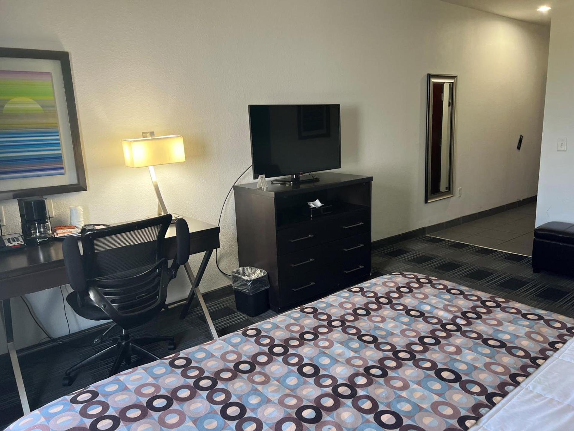 Days Inn by Wyndham Alva photo 30
