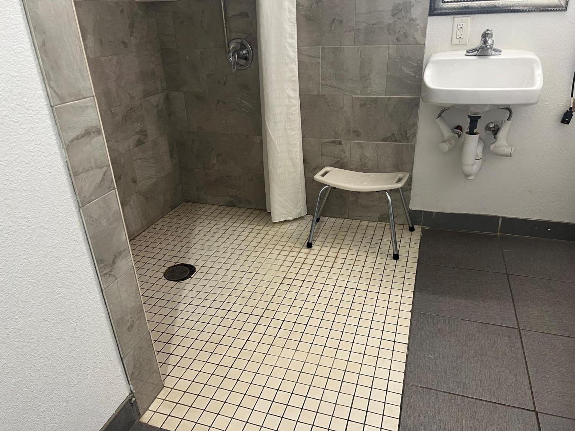 Days Inn by Wyndham Alva photo 26