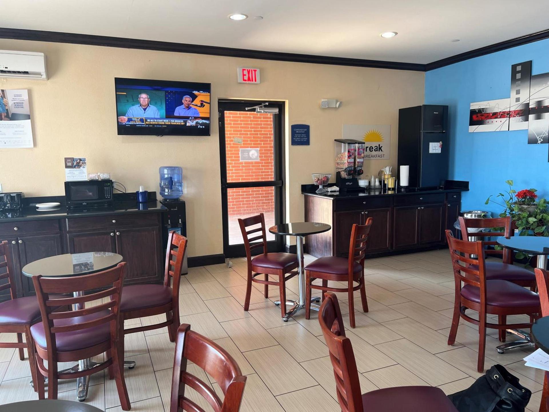 Days Inn by Wyndham Alva photo 25