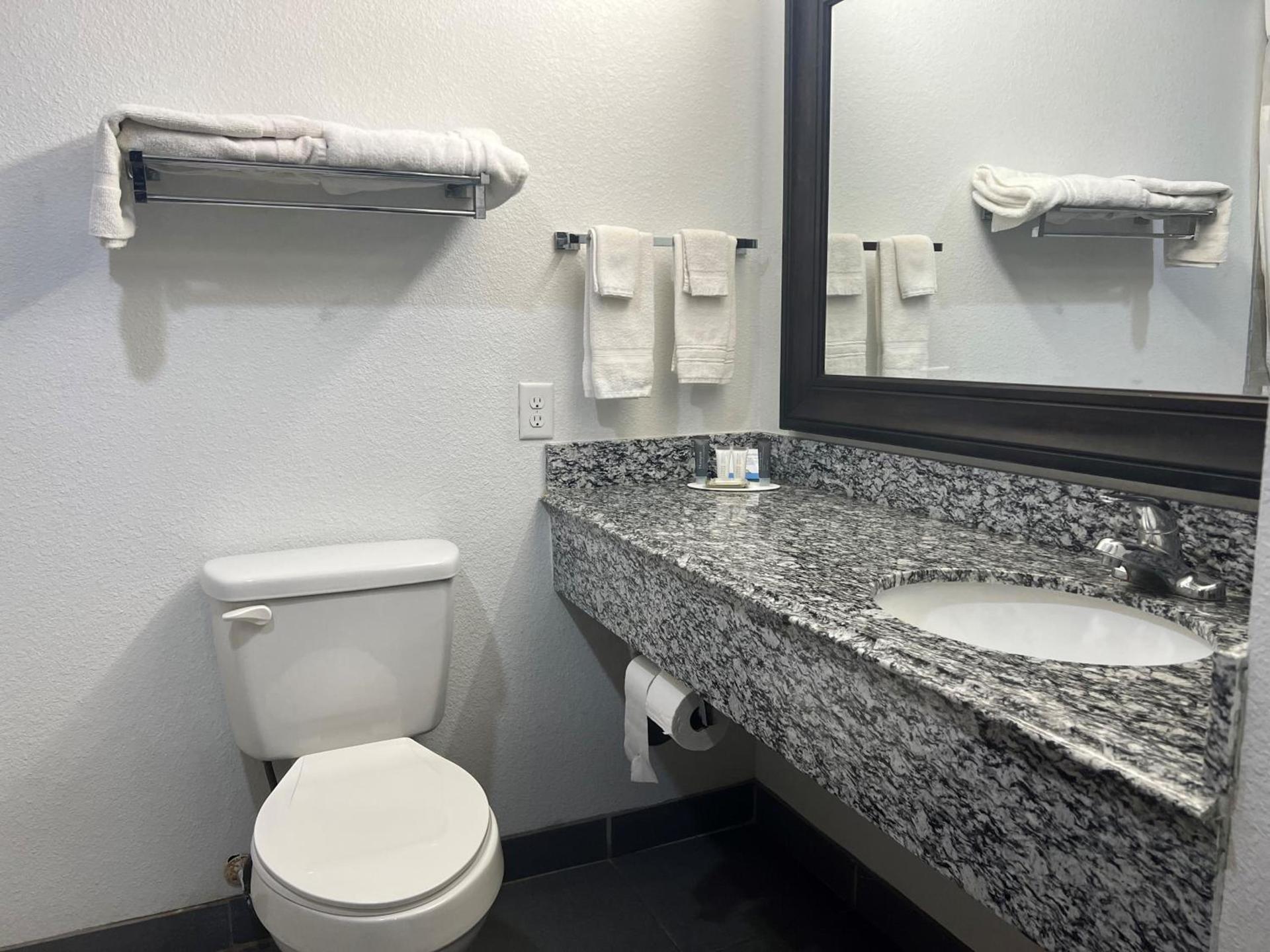 Days Inn by Wyndham Alva photo 23