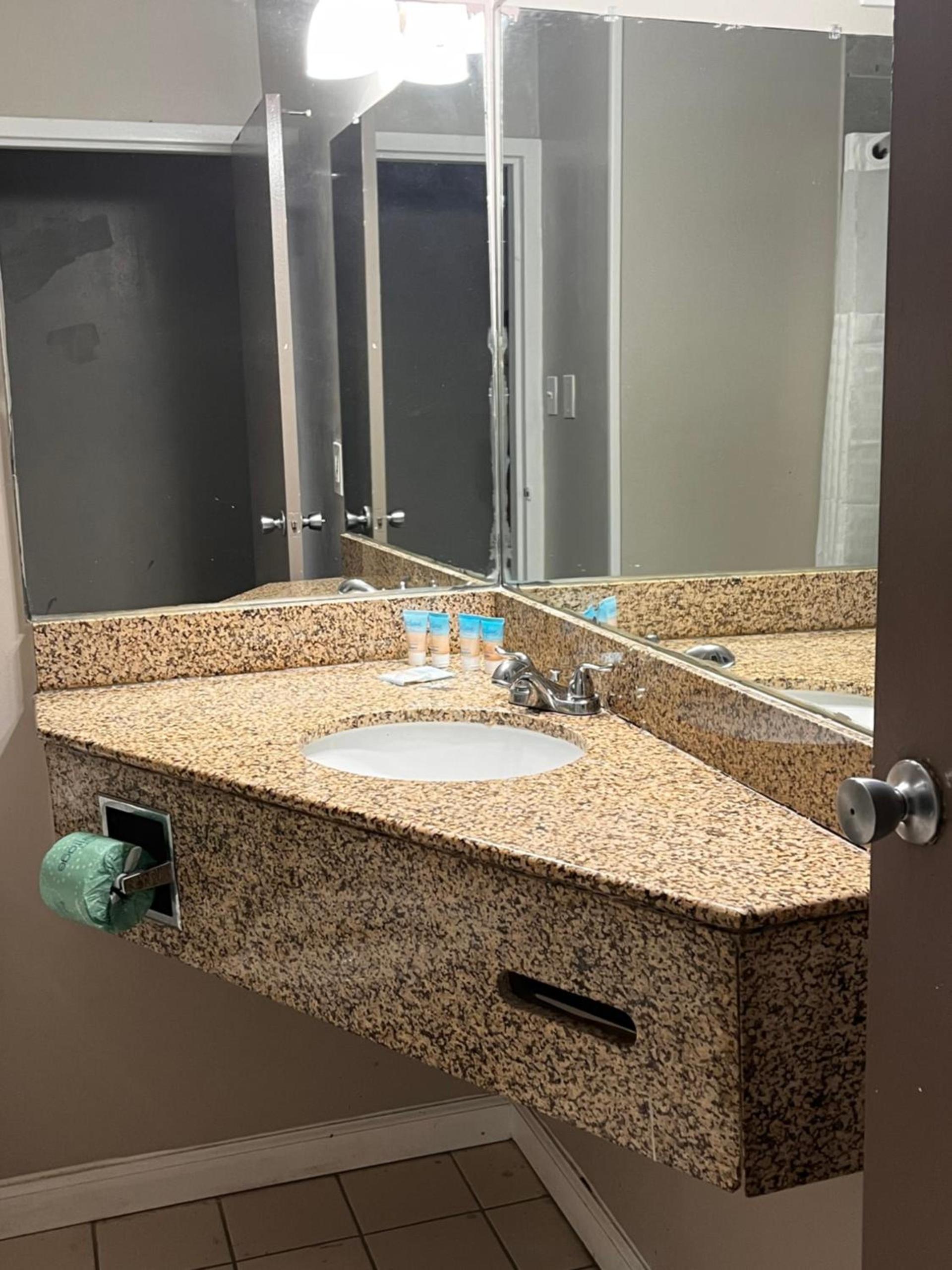 APM Inn & Suites photo 38