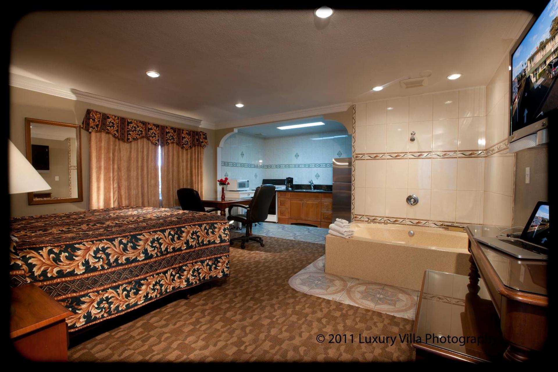Crystal Lodge Motel photo 16