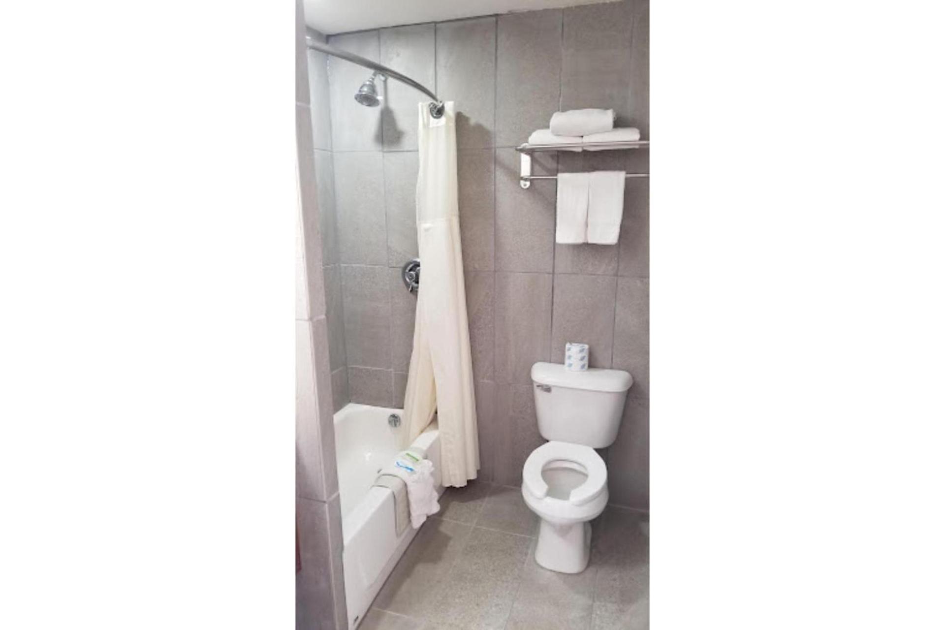 Travel Inn By OYO Omaha photo 11