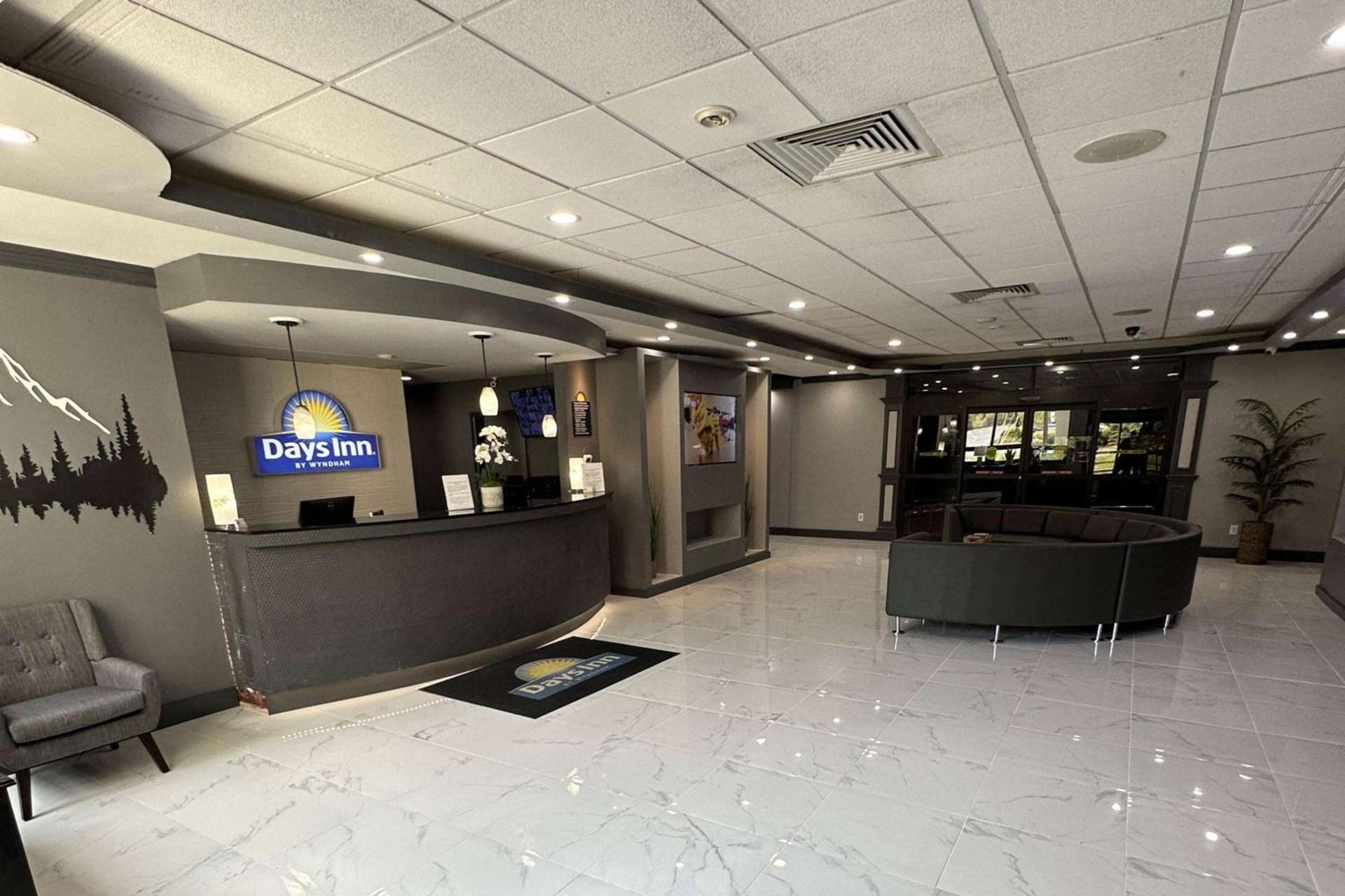Days Inn by Wyndham Liberty Monticello photo 2