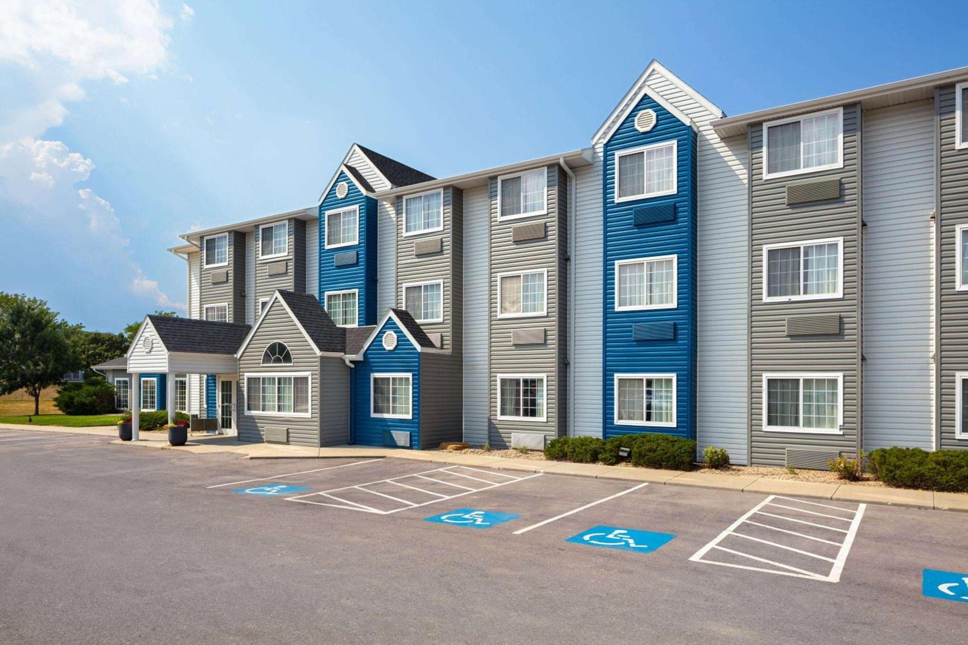 Microtel Inn & Suites by Wyndham Rapid City photo 2