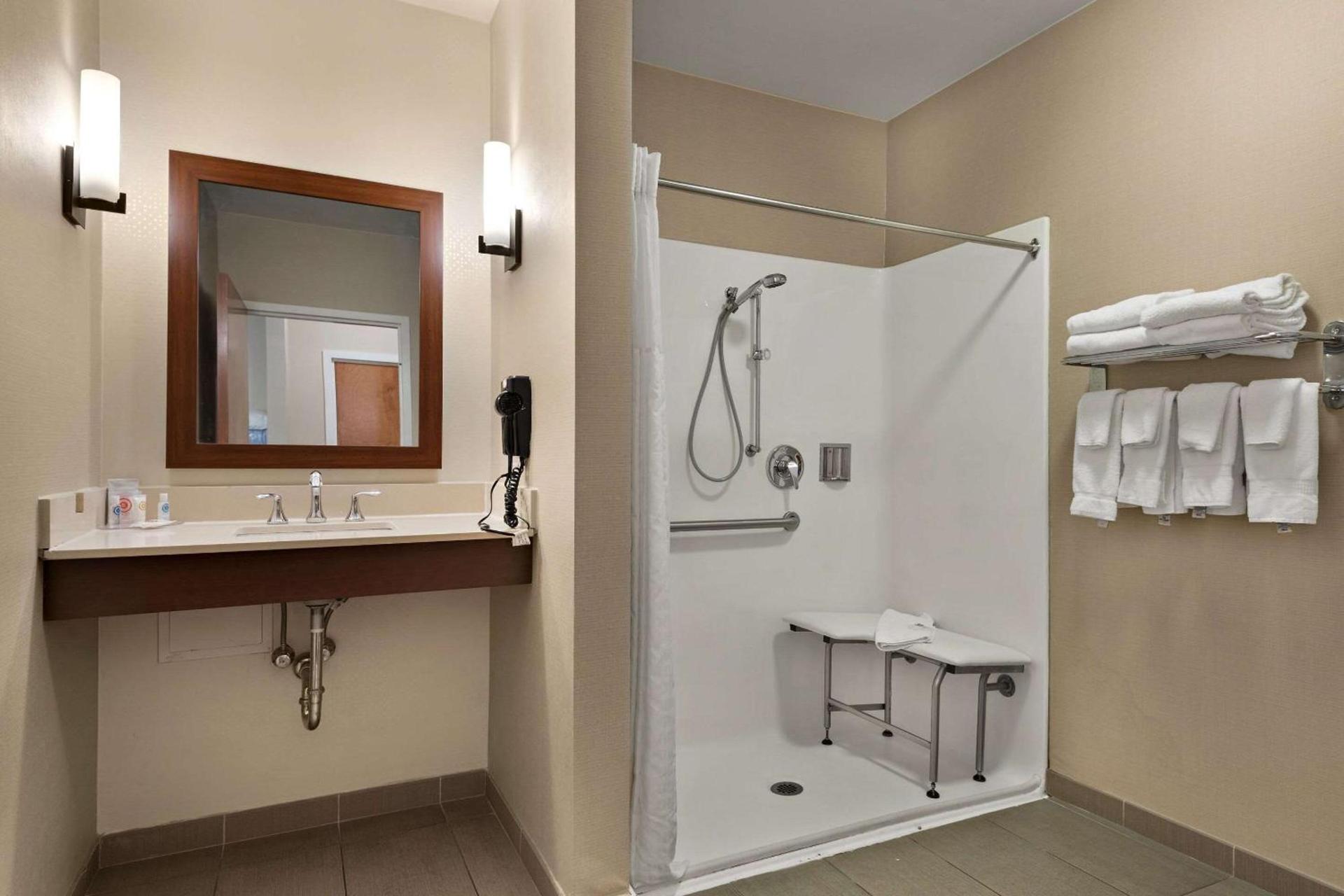 Comfort Suites Hummelstown - Hershey photo 13
