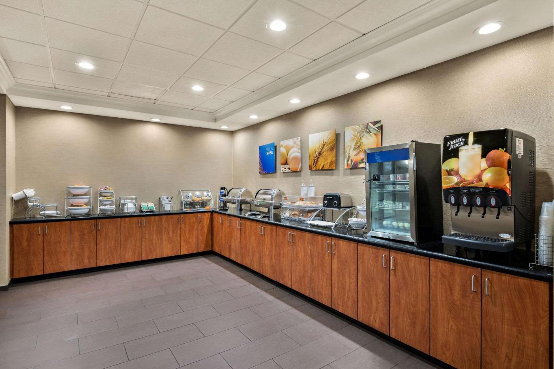 Comfort Suites Hummelstown - Hershey photo 18