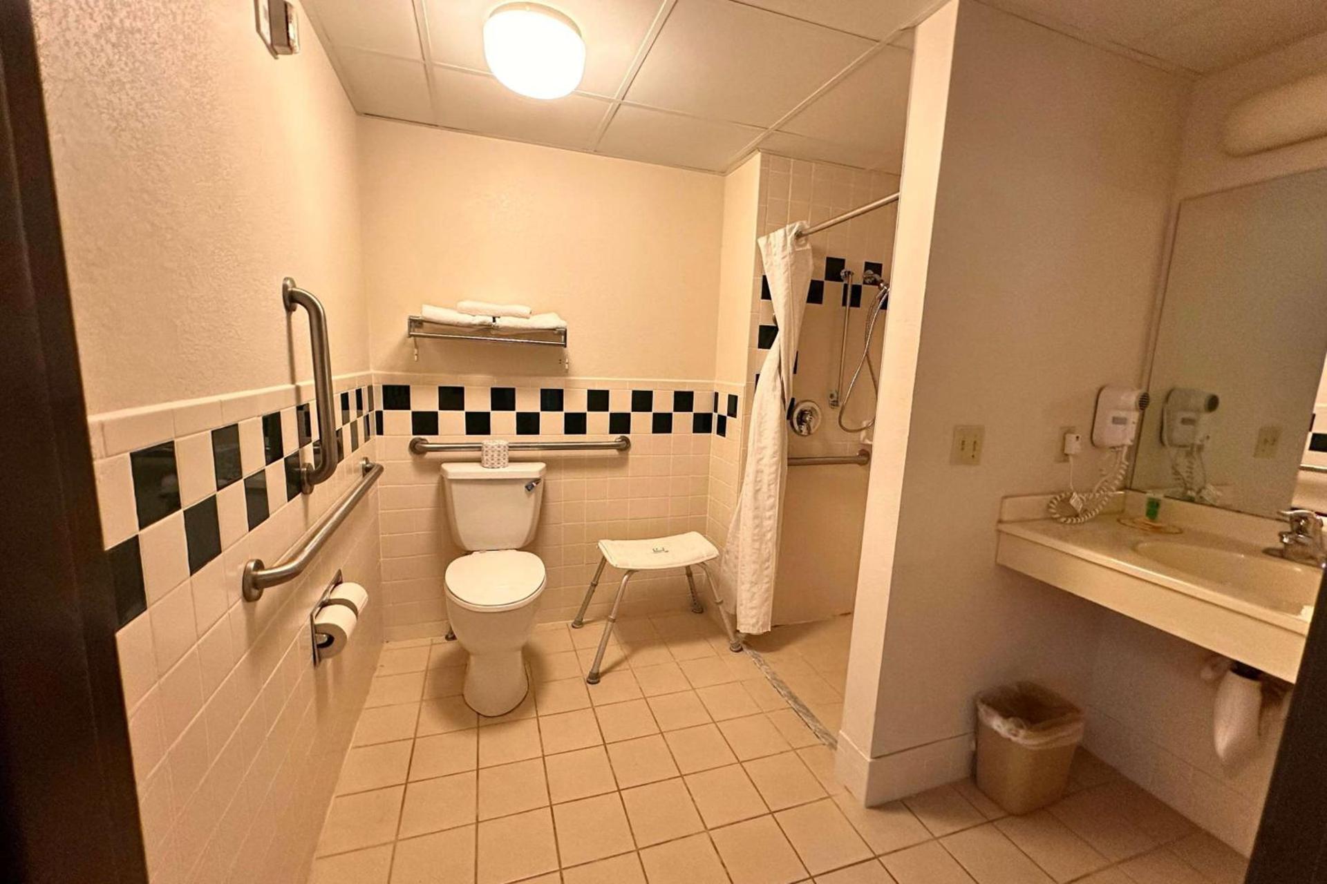 Shell Lake Lodge, a Travelodge by Wyndham photo 32