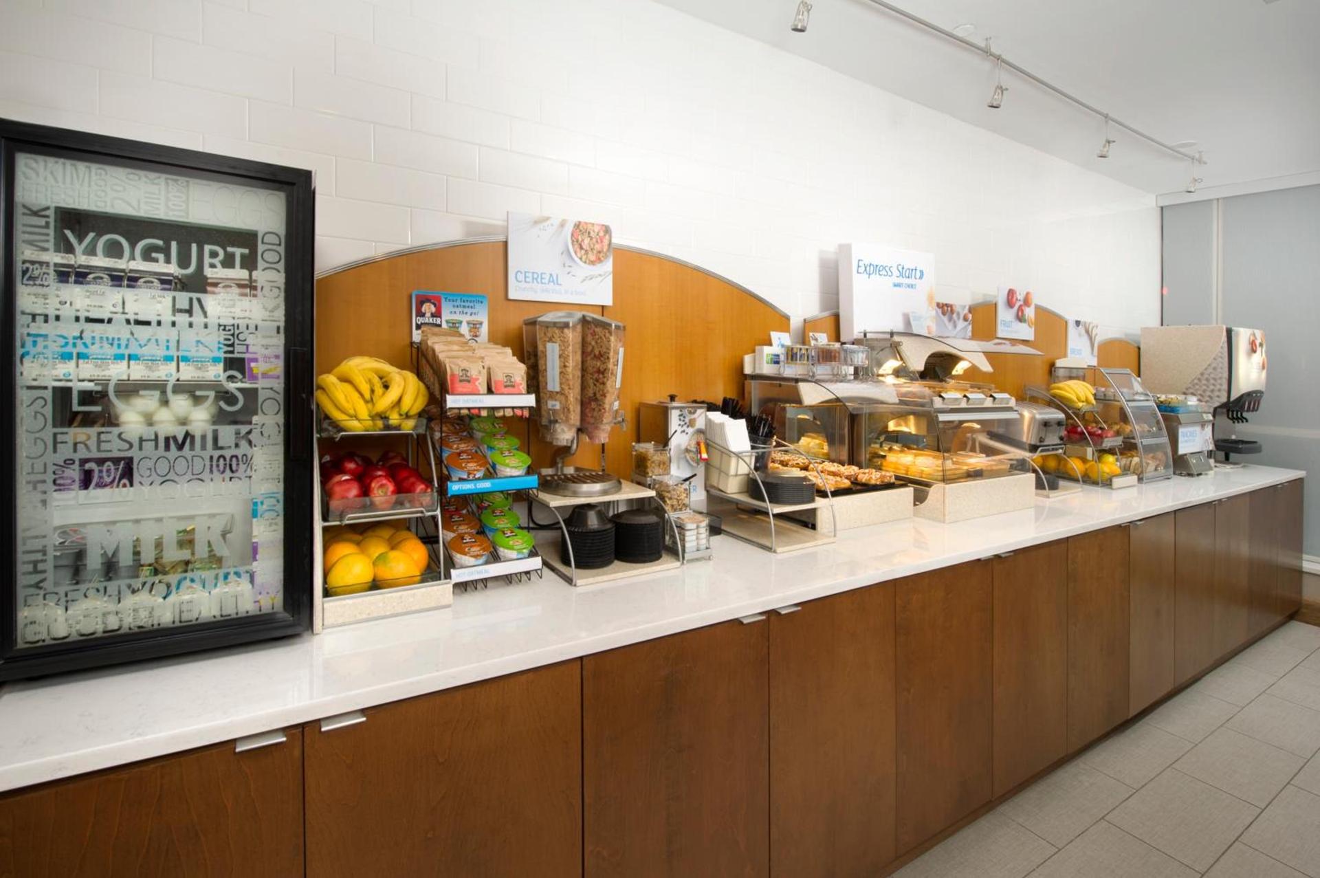Holiday Inn Express Baltimore at the Stadiums by IHG photo 3