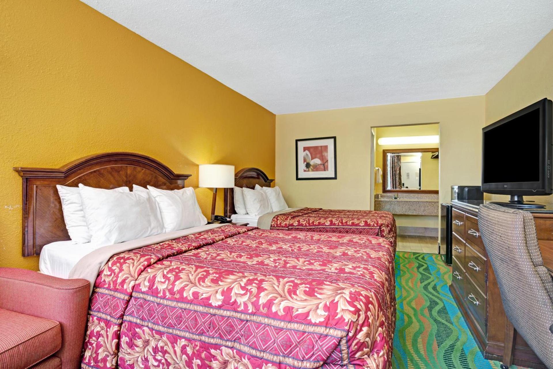 Days Inn by Wyndham Norfolk Military Circle photo 16