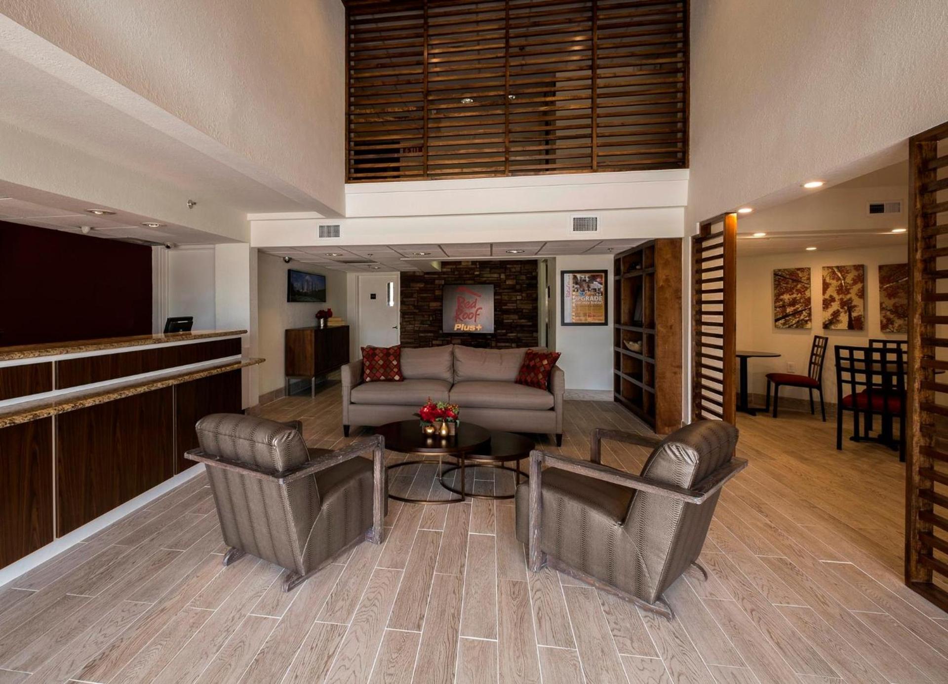 Red Roof Inn PLUS+ Houston - Energy Corridor photo 2