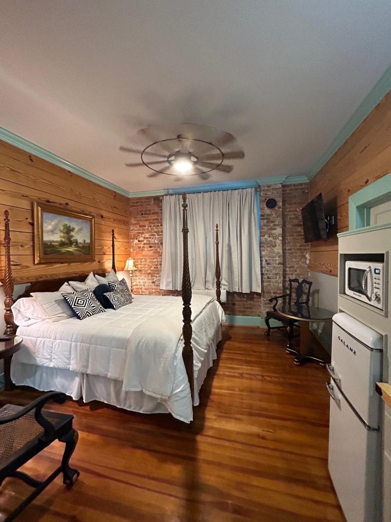 Chipley's Squareview Inn photo 29
