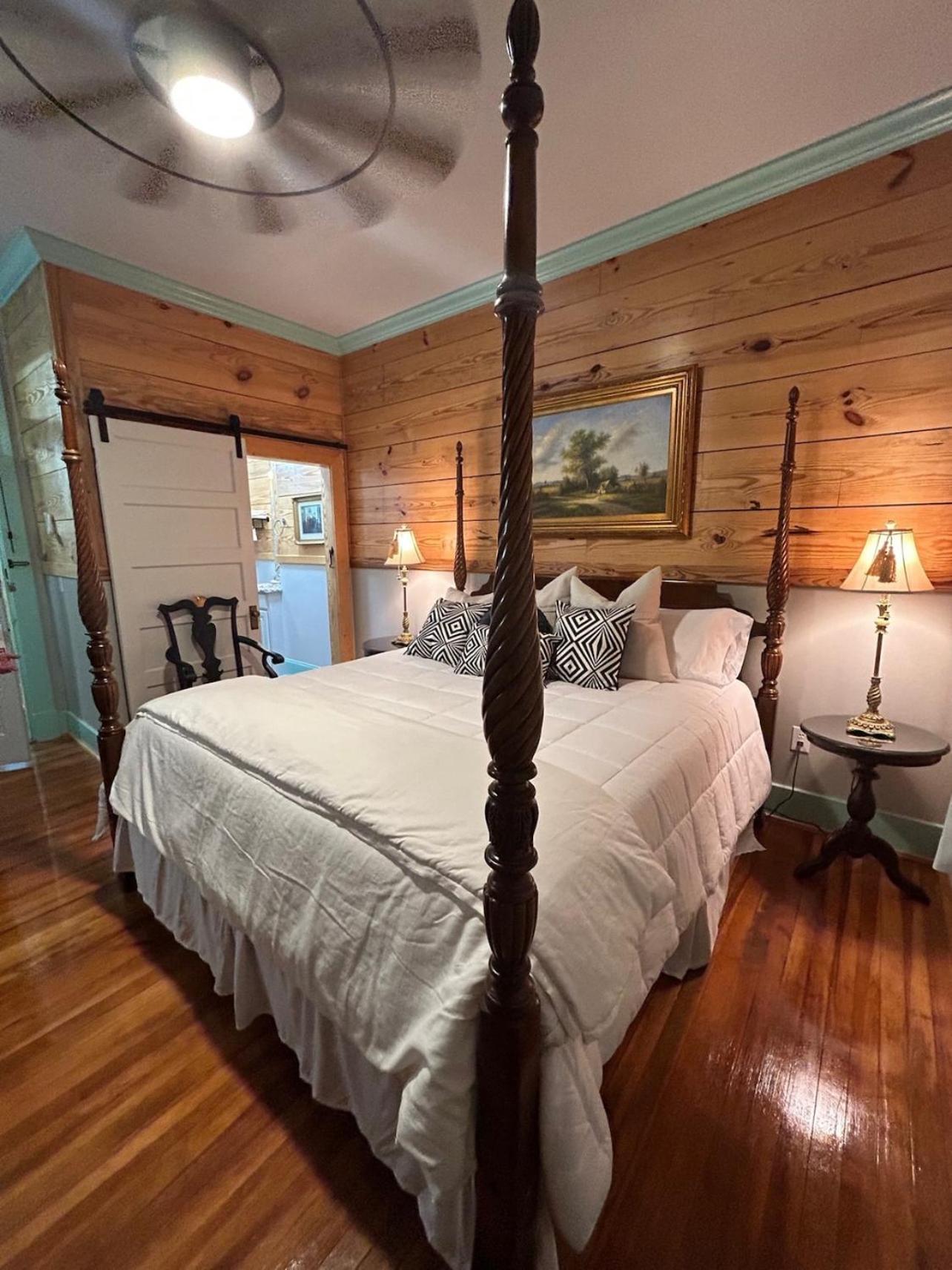 Chipley's Squareview Inn photo 30