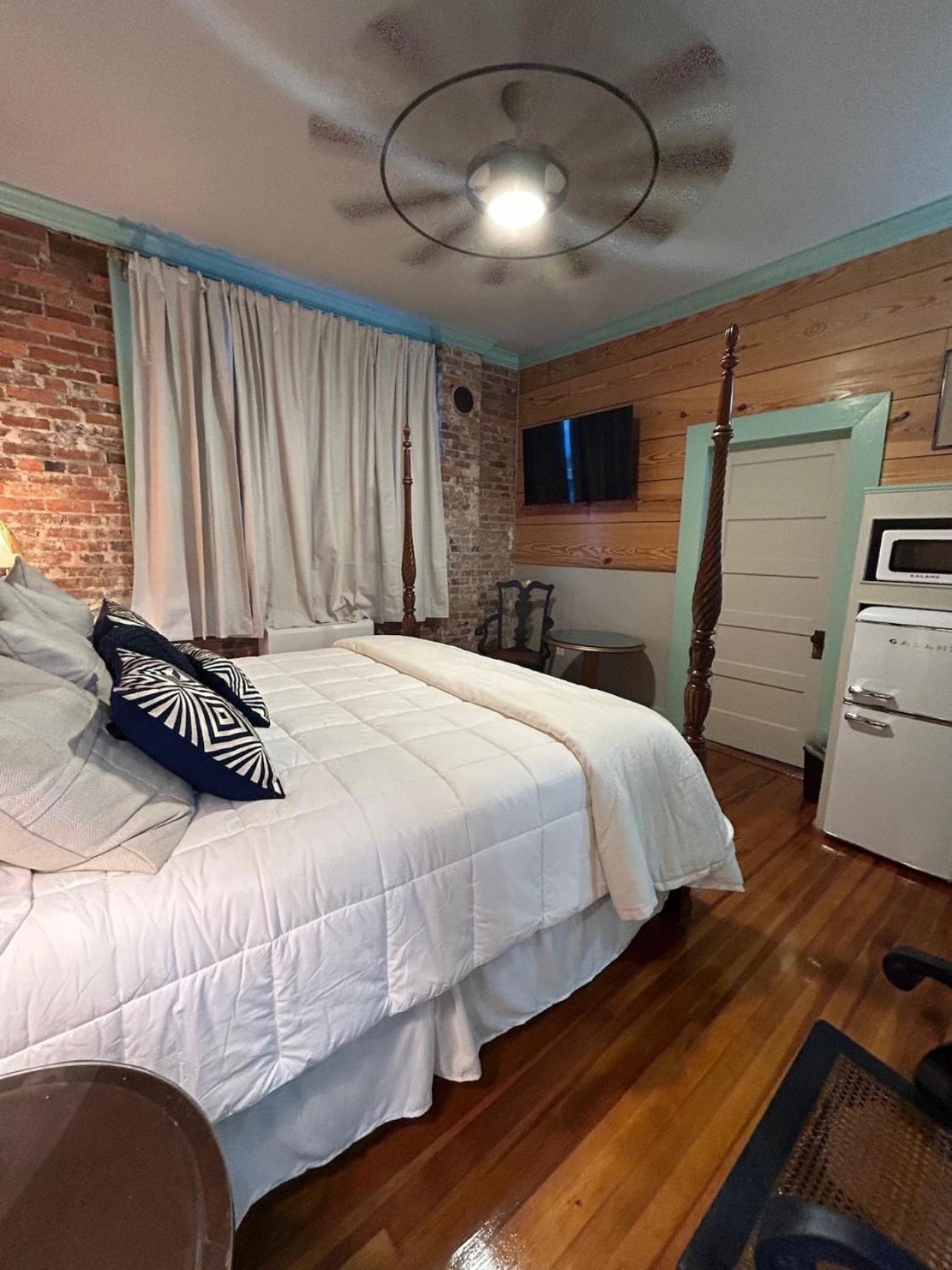 Chipley's Squareview Inn photo 31