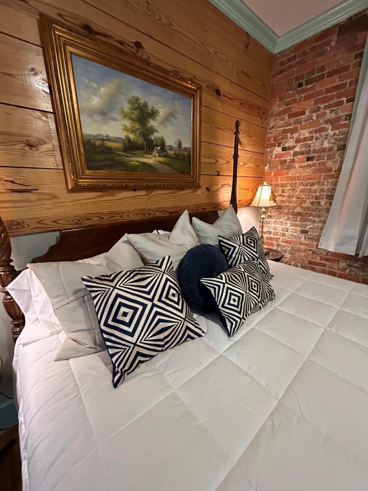 Chipley's Squareview Inn photo 32