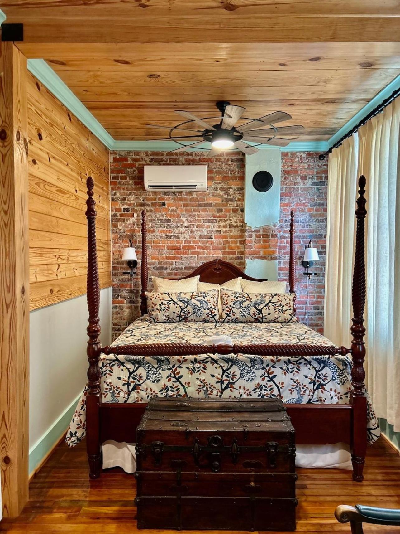 Chipley's Squareview Inn photo 36