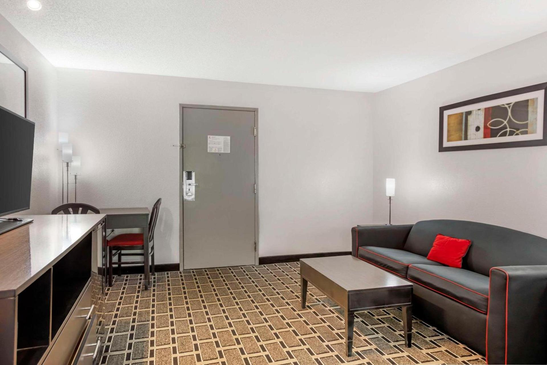 Comfort Suites Nashville Airport - BNA photo 35