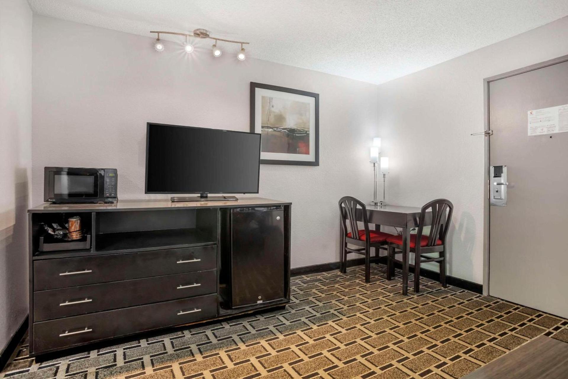 Comfort Suites Nashville Airport - BNA photo 2