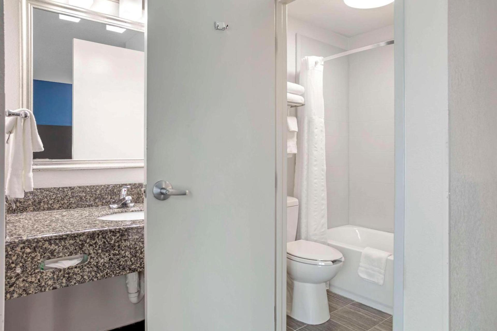 Comfort Suites Nashville Airport - BNA photo 4