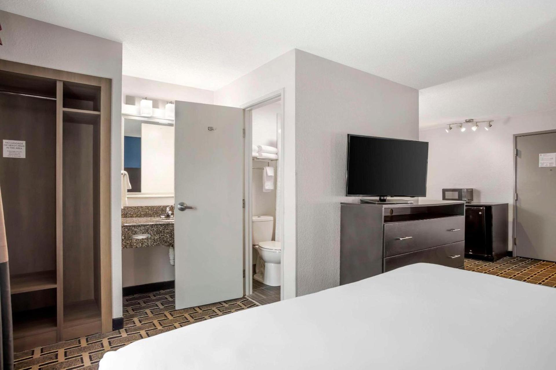 Comfort Suites Nashville Airport - BNA photo 10