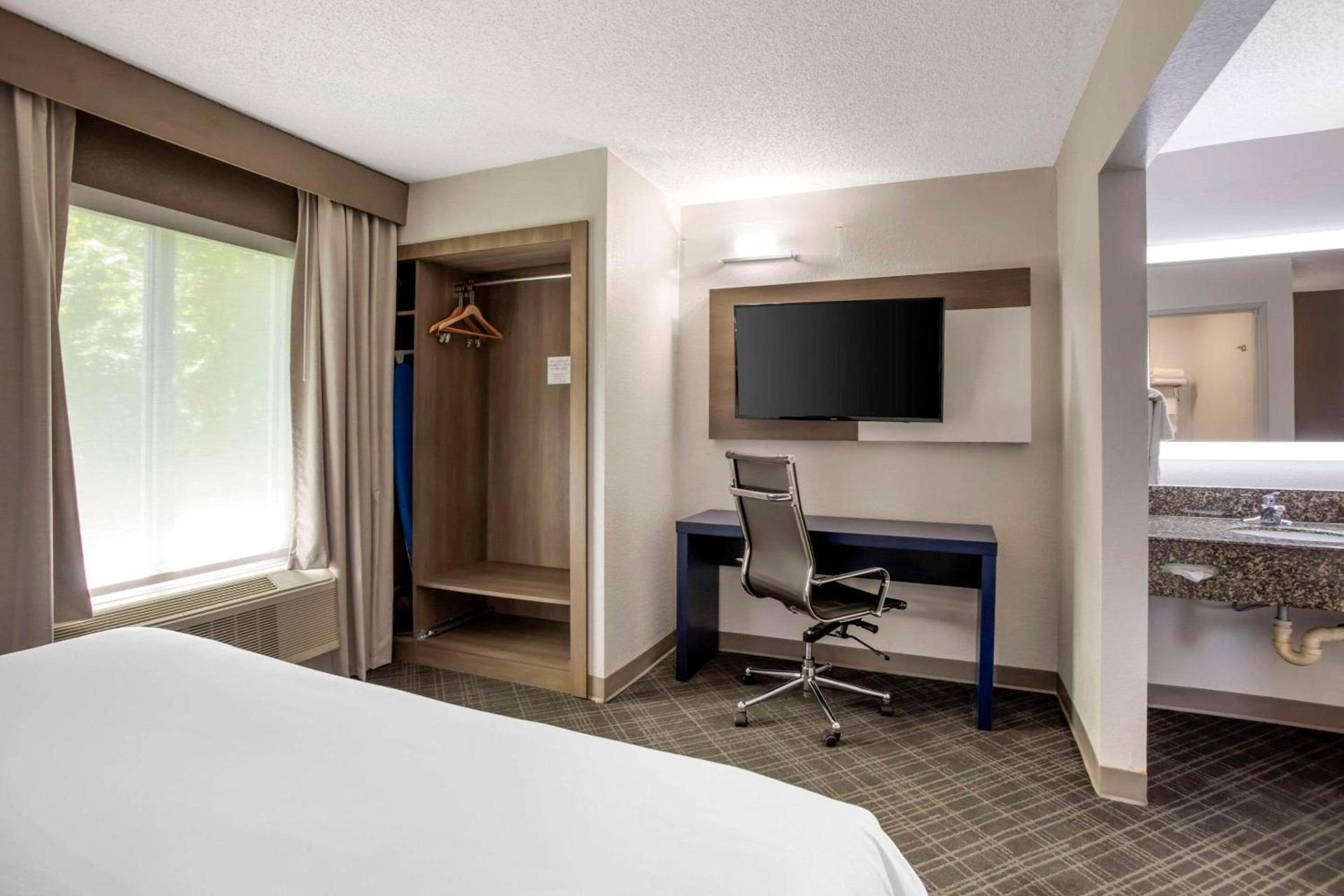 Comfort Suites Nashville Airport - BNA photo 16